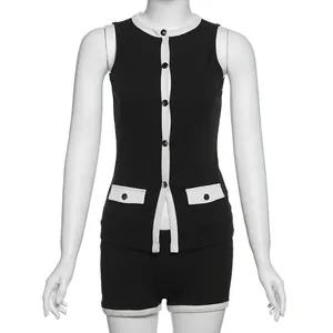 Vorderansicht des schwarz-weiß kontrastierenden ärmellosen Oberteils und der Shorts auf Mannequin