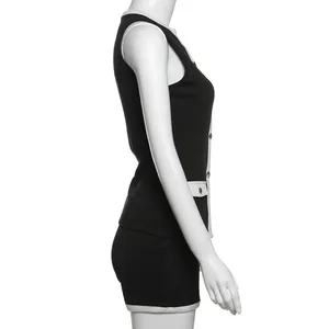 Seitenprofil-Detail eines schwarz-weißen, ärmellosen Stricksets aus Oberteil und Shorts.