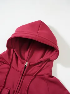 Nahaufnahme einer burgunderroten Kapuzenjacke mit Reißverschluss und verstärkter Krempe.