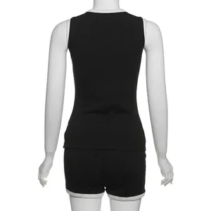 Detaillierte Rückansicht eines schwarz-weißen ärmellosen Tops und Shorts-Sets für Damen