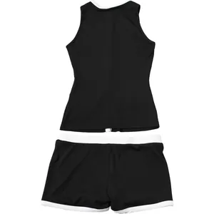 Rückansicht von schwarz-weißem geripptem Zweiteiler mit ärmellosem Oberteil und Shorts