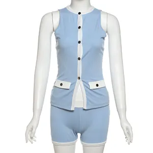 Detailaufnahme von hellblauem ärmellosem Oberteil und Shorts mit weißem Kontrastrand.