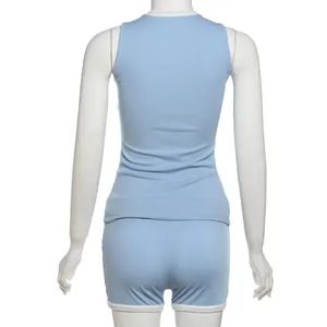 Rückansicht von hellblauem geripptem ärmellosem Oberteil und Shorts Set mit weißem Rand