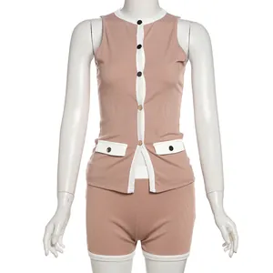 Detail eines zweiteiligen Rippstrick-Sets mit ärmelloser Weste und schmalen Shorts.