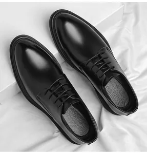 Draufsicht auf hochwertige schwarze Leder-Derbyschuhe auf sauberem weißem Stoff