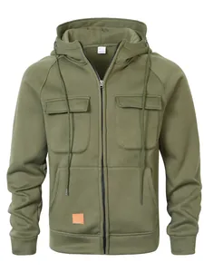 Detailansicht der olivgrünen Herren-Kapuzenjacke mit den funktionalen Brusttaschen