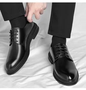 Klassische schwarze Leder-Derby-Schuhe für Herren in professioneller Trageansicht