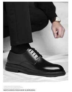 Seitenansicht von klassischen schwarzen Herren-Business-Lederschuhen zu schwarzen Anzughosen