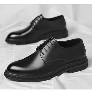 Klassische schwarze Leder-Derbyschuhe für Herren auf weißem strukturiertem Hintergrund
