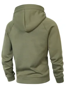 Rückansicht eines olivgrünen Herren-Kapuzenpullovers mit Rippbündchen und Saum.