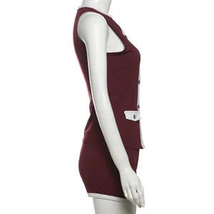 Seitenansicht burgunderrotes ärmelloses Oberteil und Shorts-Set mit weißem Rand
