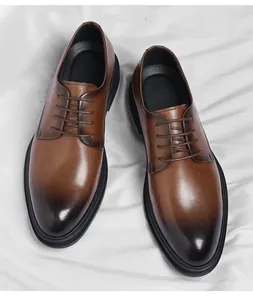 Draufsicht auf braune Herrenschuhe aus Leder mit elegantem Farbverlauf und Schnürung