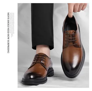 Detailansicht eleganter brauner Derby-Schuhe aus Leder mit poliertem Farbverlauf