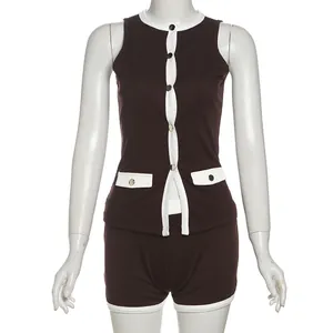 Vorderansicht eines braun-weißen Sets aus ärmellosem Cardigan mit Knöpfen und Shorts