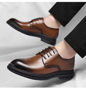 Detailansicht brauner Herren-Business-Schuhe aus Leder zu einer schwarzen Anzughose