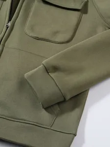 Detailansicht mit Rippbündchen und Tasche dieser olivgrünen Herren-Kapuzenjacke mit Reißverschluss