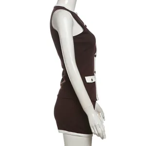 Seitenansicht des ärmellosen Strickjacken-Tops und der Shorts mit Kontrastpaspelierung