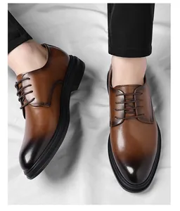 Nahaufnahme der braunen Herren-Derby-Schuhe mit Farbverlauf für formelle Anlässe
