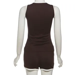 Detaillierte Rückansicht eines braun gerippten ärmellosen Tops und Shorts-Sets für Damen