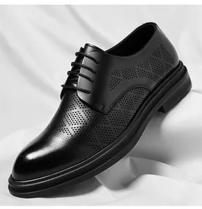 Makroansicht von schwarzen, gelochten Leder-Business-Schuhen für Herren
