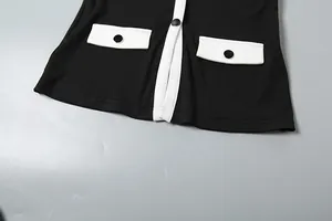 Detailaufnahme der gerippten ärmellosen Strickjacke mit Kontrasttaschen und Knöpfen