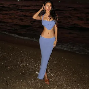 Σέξι μπλε πλεκτό σετ δύο τεμαχίων με κροσέ crop top και μάξι φούστα