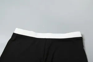 Nahaufnahme des elastischen Hosenbunds an schwarzen gerippten Shorts mit weißem Kontrastrand