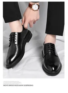 Nahaufnahme von schwarzen, gelochten Business-Lederschuhen mit elegantem Schnürdesign