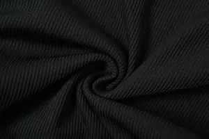 Hochauflösendes Makro-Detail von schwarzem Rippstrickstoff für Damenmode-Bekleidung