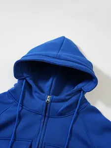 Nahaufnahme eines blauen Kapuzen-Sweatshirts mit hochwertigem Reißverschluss und Kordel