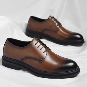 Eleganti scarpe stringate da uomo in pelle marrone sfumata per abbigliamento business