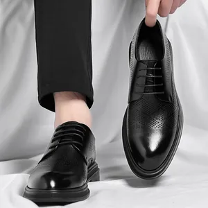 Scarpe eleganti da uomo in pelle nera traforata traspirante per il lavoro