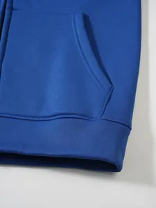 Nahaufnahme des königsblauen Herren-Zip-Hoodies mit Tasche und geripptem Saum