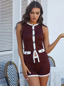 Elegantes burgunderfarbenes zweiteiliges Set mit weißem Kontrastbesatz und Shorts