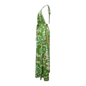 Seitenansicht eines grün-weiß gemusterten, rückenfreien Boho-Neckholder-Jumpsuits.