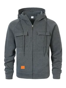 Frontalansicht eines dunkelgrauen Herren-Kapuzenpullovers mit funktionalen Taschen.