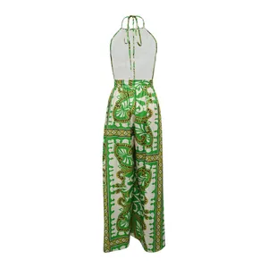 Rückansicht eines rückenfreien Neckholder-Jumpsuits mit grünem Paisley-Muster für den Urlaub