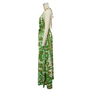 Seitenansicht eines leuchtend grünen böhmischen rückenfreien Maxi-Jumpsuits für den Sommer