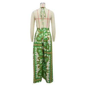 Rückenansicht eines sommerlichen, rückenfreien Jumpsuits mit grünem Paisleymuster