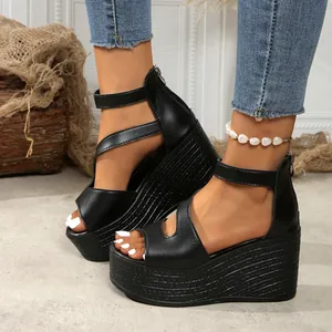 Sandales compensées élégantes à semelles épaisses noires avec bride et zip arrière.