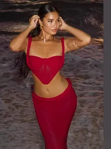 Conjunto de punto rojo sexy con top corto calado y falda de tubo larga para playa