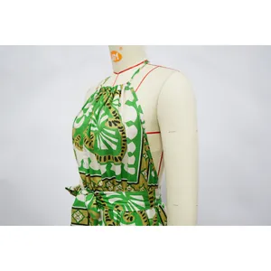 Seitenansicht eines rückenfreien Neckholder-Jumpsuits mit grün-weißem Geometrie-Print