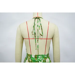 Detailansicht der Rückseite eines rückenfreien Jumpsuits mit Neckholder
