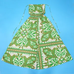 Detailansicht eines sommerlichen Jumpsuits mit grün-weißem Paisleymuster und weitem Bein