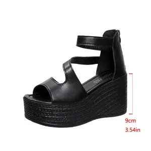 Détail de sandale compensée noire avec plateforme de 9cm et talon tressé