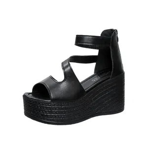 Vue latérale de sandales à talons compensés noires avec bout ouvert et fermeture éclair
