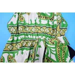 Nahaufnahme eines Jumpsuits mit Boho-Elefanten-Print, Gummibund und praktischer Tasche