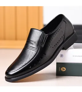 Vista dettagliata di mocassini in pelle nera traforata slip-on da uomo estivi