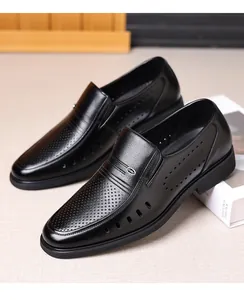Primo piano di mocassini da uomo in pelle nera traspiranti con elegante motivo traforato