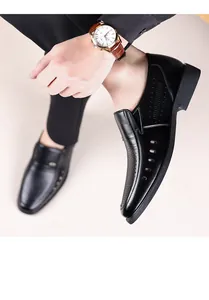 Dettaglio di scarpe casual in pelle nera traspirante con design traforato e slip-on